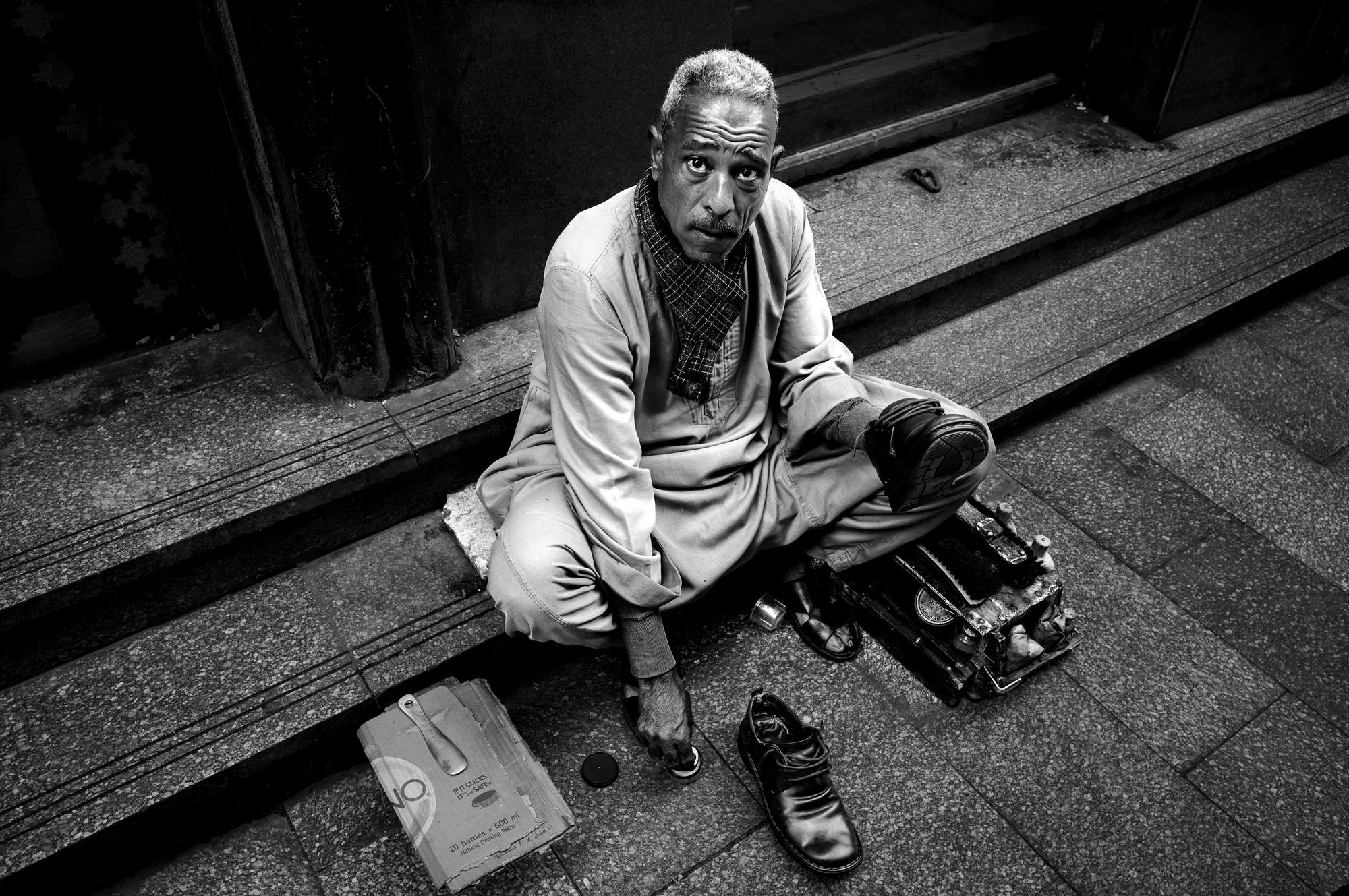 A shoeshiner at work